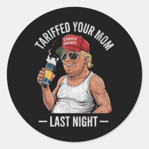 Deine Mutter letzte Nacht tarifiert Sarkastisch V Runder Aufkleber