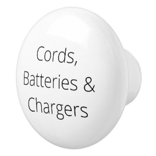 Dekor der Organisation, Kabel, Batterien und Ladeg Keramikknauf
