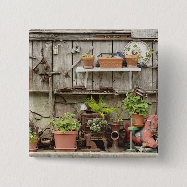 Dekorationen auf Holzzaun, Button (Vorderseite)