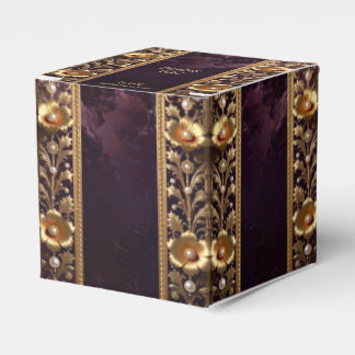 Dekorative Geschenkschachtel mit goldenem Blumensc