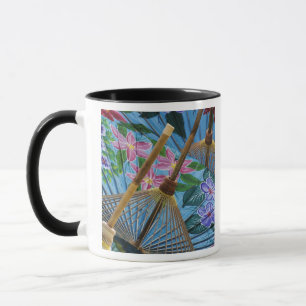 Dekorative, handbemalte Regenschirme im Dorf Tasse