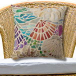 Dekorative Muscheln Kissen<br><div class="desc">Fügen Sie das dekorative Kissen Ihrem Zuhause oder Strandhaus-Dekor hinzu. Es zeichnet sich durch ein originelles Mosaik am Strand aus, das aus Glas, Kies und Muscheln inspiriert ist. Original Mosaic © Michele Davies</div>