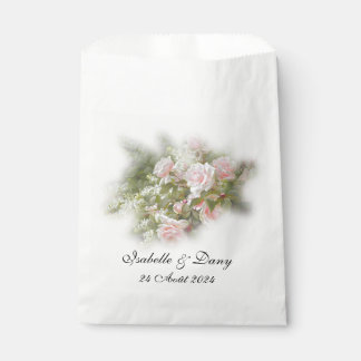 Dekorative Papierbeutel mit rosafarbenem Motiv. Geschenktütchen