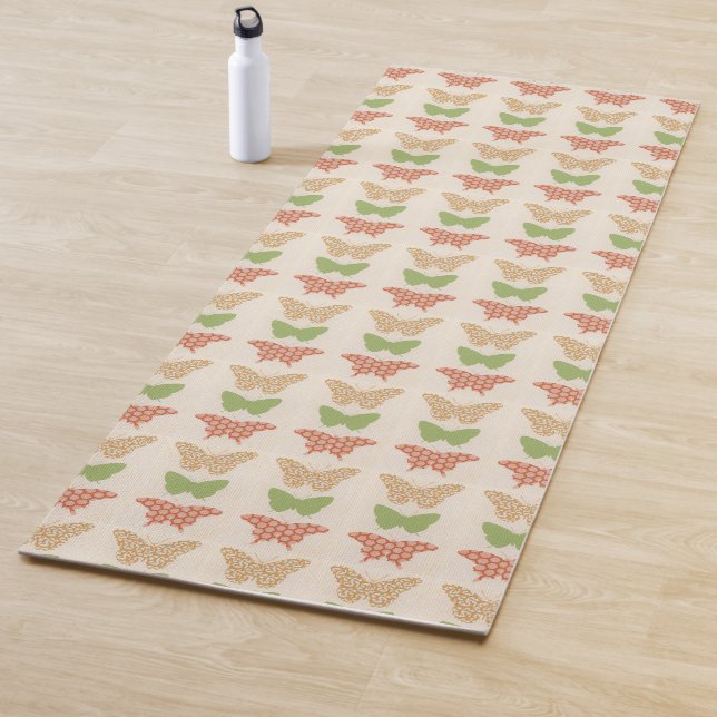 Dekorative Schmetterlingsmuster auf Cremehintergru Yogamatte (Beispiel)