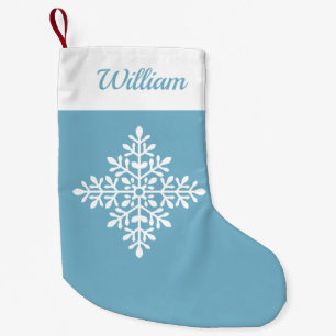Dekorative weiße Schneeflocke auf Hellblau und Nam Kleiner Weihnachtsstrumpf
