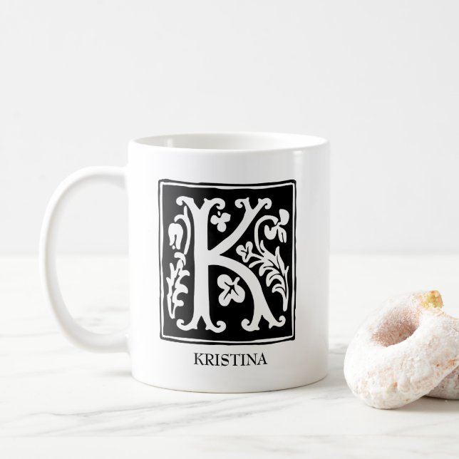 Dekorativer Alphabet-Buchstabe K personalisiert Kaffeetasse (Mit Donut)