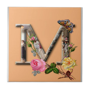 Dekorativer Anfangsbuchstabe „M“ Fliese