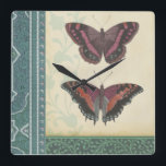 Dekorativer Schmetterlings-Brokat durch Quadratische Wanduhr<br><div class="desc">Dieser dekorative Brokatentwurf durch Visions-Studio kennzeichnet Schmetterlinge mit Blumendrucken in den unterschiedlichen Blöcken. Der tan Hintergrund des Blockes, der die Schmetterlinge kennzeichnet, kontrastiert freundlich zu ihrem dunklen Farbton. Bestellen Sie Ihre Kopie jetzt!</div>