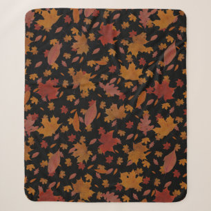 Dekoratives goldenes Herbst-Blätter auf Sherpadecke