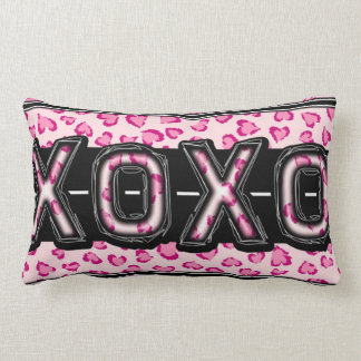 Dekoratives XOXO Kissen