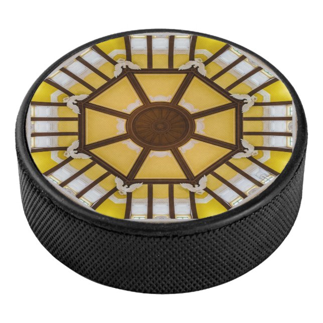 Dekorierte Decke am Bahnhof Tokio Eishockey Puck (3/4)