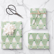 Dekorierte weiße Weihnachtsbaumen Grüner Stern & O