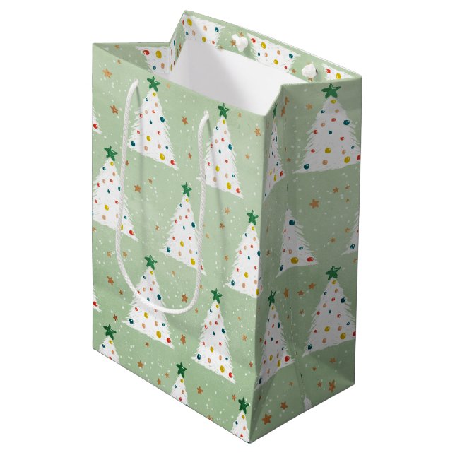 Dekorierte weiße Weihnachtsbaumen Grüner Stern & O Mittlere Geschenktüte (Vorderseite Schrägansicht)