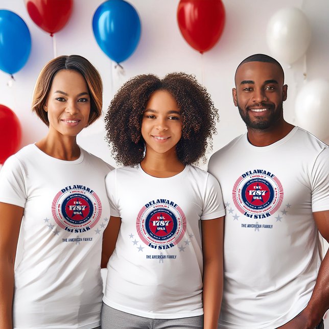 Delaware Staat Circle Einzigartiges Souvenir Weiß T-Shirt (A family wears the Delaware Circle T-shirt designed by The American Family.)