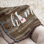 Delaware Zuhause Staat Personalisierte Holzaussich Decke<br><div class="desc">Zeigen Sie Zuhause-Staatsstolz mit diesem niedlichen rustikalen Imitat Holzplankendecke mit "Zuhause" in weißer Kalligraphie Schrift, die mit einer Silhouette des Staat von Delaware, stehend für den Buchstaben "O", schreibt. Eine rosa Herzillustrierung in der Staat-Karte vervollständigt das Design; Sie können die Herzposition in Ihrer Zuhause-Stadt ändern, indem Sie das Design-Tool öffnen...</div>