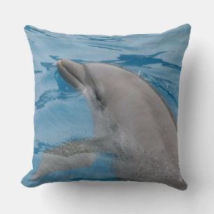 Delfin schwimmt elegant in klarem blauem Wasser Kissen