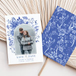 Delft Blue White Floral Chinoiserie Save the Date Einladung<br><div class="desc">Dieses chinoiserie-inspirierte Design besticht durch elegante botanische Flora und Grünflächen in Weiß und Blau. Personalisieren Sie die Einladung mit Ihren Daten und wenn Sie gewollt,  um den Stil und die Platzierung des Textes weiter zu ordnen,  klicken Sie bitte auf den Button "Weitere Anpassung".</div>