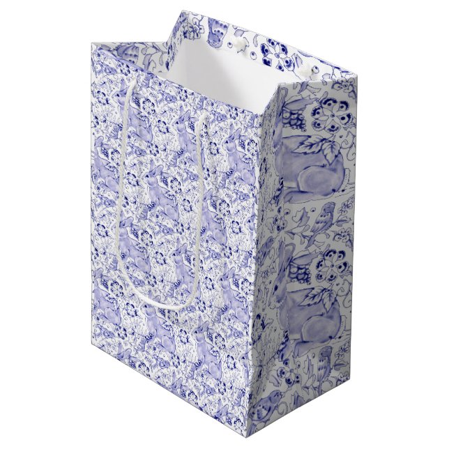 Delft Blue & White Rabbit Birds Elegantes Ostern Mittlere Geschenktüte (Vorderseite Schrägansicht)