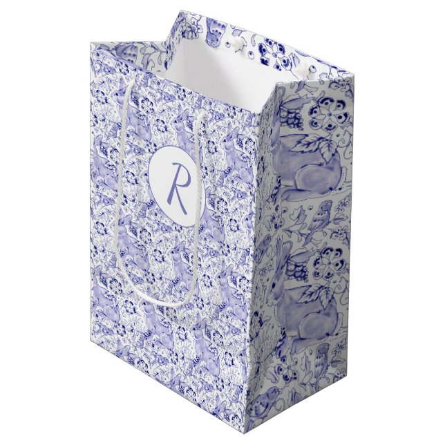Delft Blue & White Rabbit Birds Ostermonogram Mittlere Geschenktüte (Vorderseite Schrägansicht)