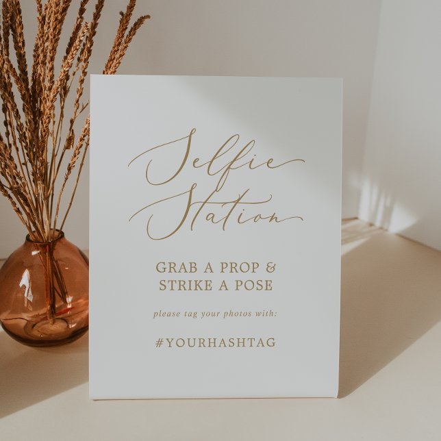 Delicate Gold Selfie Station Wedding Hashtag Sockelschild (Von Creator hochgeladen)