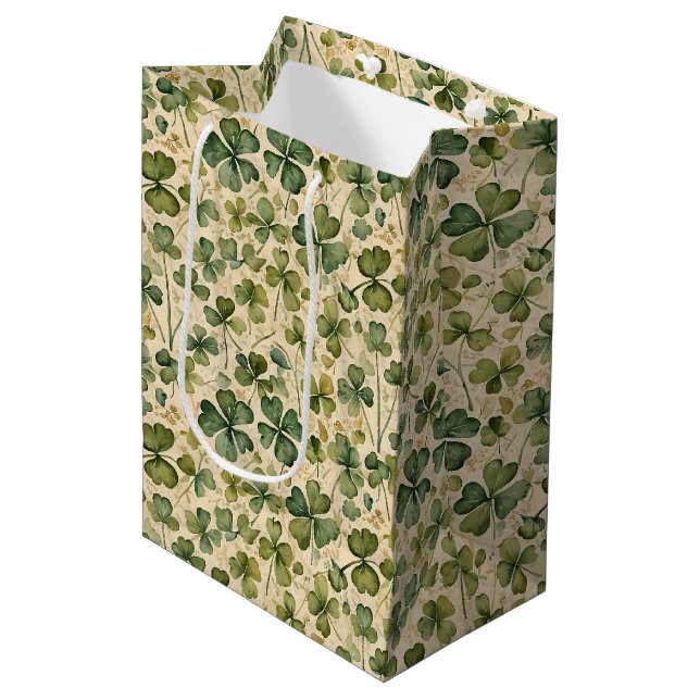 Delicate Green Shamrocks Seamless Mittlere Geschenktüte (Vorderseite Schrägansicht)