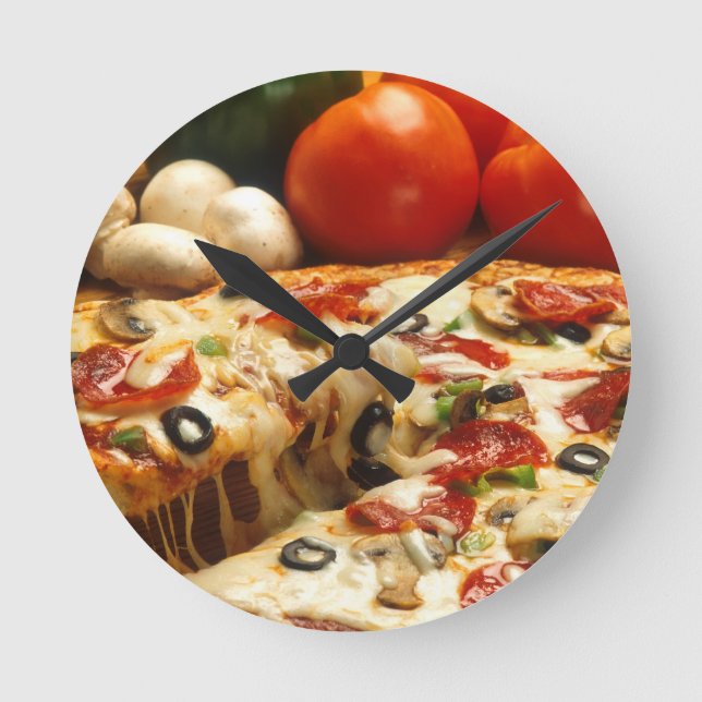 Delicious Pizza Runde Wanduhr (Vorderseite)
