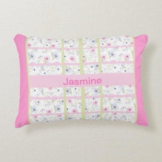 Delikate Blume Mit Monogramm Dekokissen