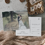 Delikate Calligrafy Light Foto Overlay Vielen Dank Postkarte<br><div class="desc">Dieses zarte Kalligraphie-Foto-Overlay danke Postcard ist perfekt für eine moderne Hochzeit. Das romantische minimalistische Design besticht durch eine hübsche und elegante schwarze Typografie auf einem Foto-Hintergrund mit einem klaren und schlichten Look. Personalisieren Sie die Rückseite der Postkarte mit Ihren Namen, Ihrer Rücksendeadresse und einer Danksagung. Alternativ können Sie den Bereich...</div>