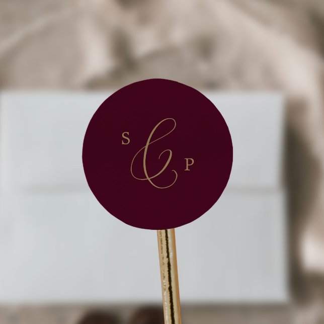 Delikate Gold Burgundy Monogram Umschlag Aufkleber (Von Creator hochgeladen)