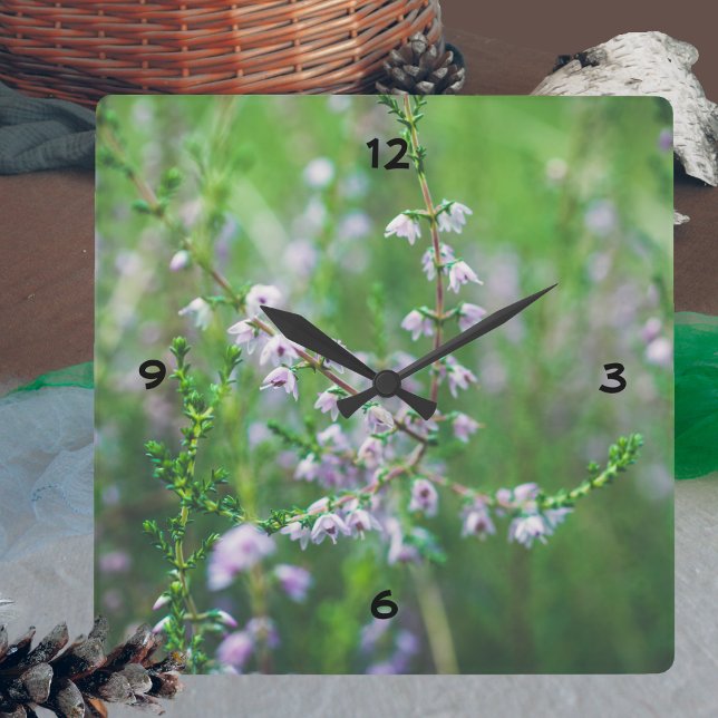 Delikate lila Wildblumen Quadratische Wanduhr (Von Creator hochgeladen)