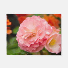 Delikate rosa Blume nach Regen Fußmatte