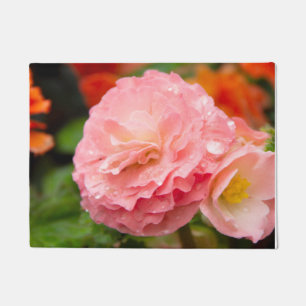Delikate rosa Blume nach Regen Fußmatte