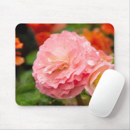 Delikate rosa Blume nach Regen Mousepad