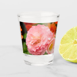 Delikate rosa Blume nach Regen Schnapsglas