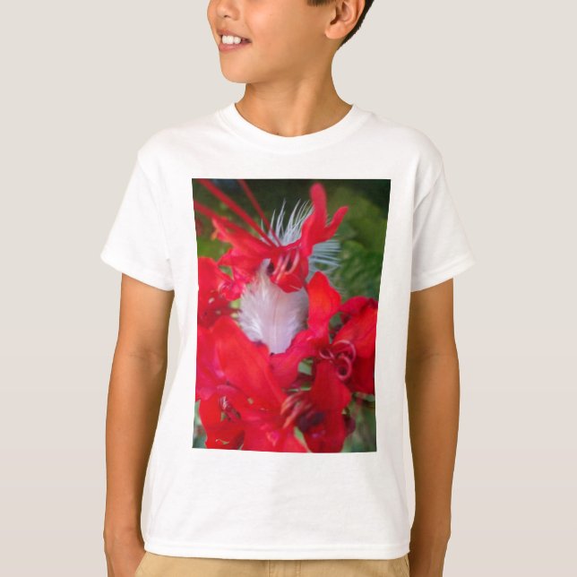 Delikate Schönheit: Rote Blume mit weißem Federn T-Shirt (Vorderseite)