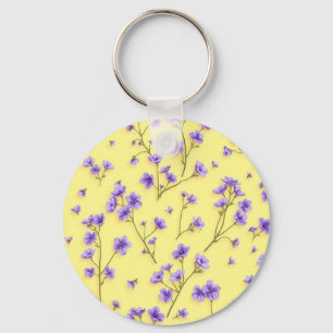 Delikate violette Blumen auf gelbem Hintergrund Schlüsselanhänger