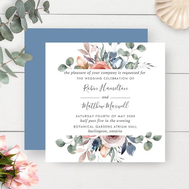 Delikates Dusty Blue and Peach Blush Floral Weddin Einladung (Von Creator hochgeladen)