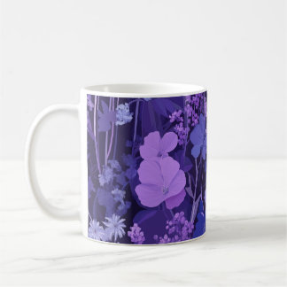 Delikates violettes Blütenmuster 🌸 dunklen Hinter Kaffeetasse
