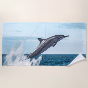 Delphin, die aus dem Ozean austreten Strandtuch