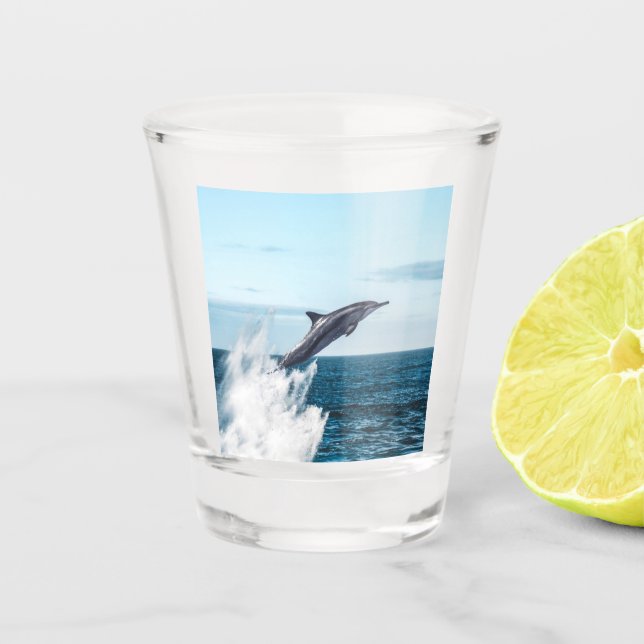 Delphin, die aus dem Ozean springen Schnapsglas (Vorderseite)