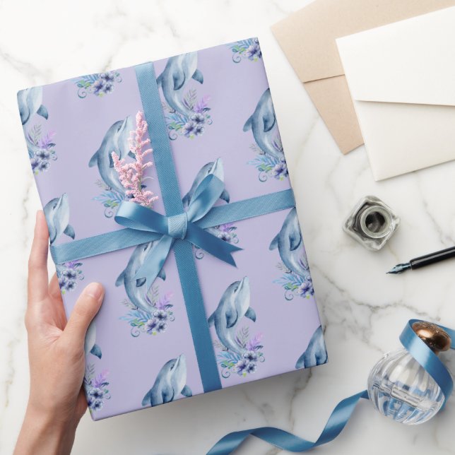 Delphine und Blume auf Lila Geschenkpapier (Schenken)