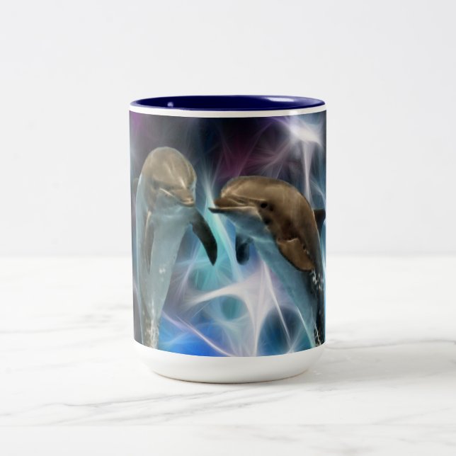 Delphine und Fraktal-Kristalle Zweifarbige Tasse (Mittel)
