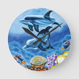 Delphine und tropische Fisch-Kunst Runde Wanduhr