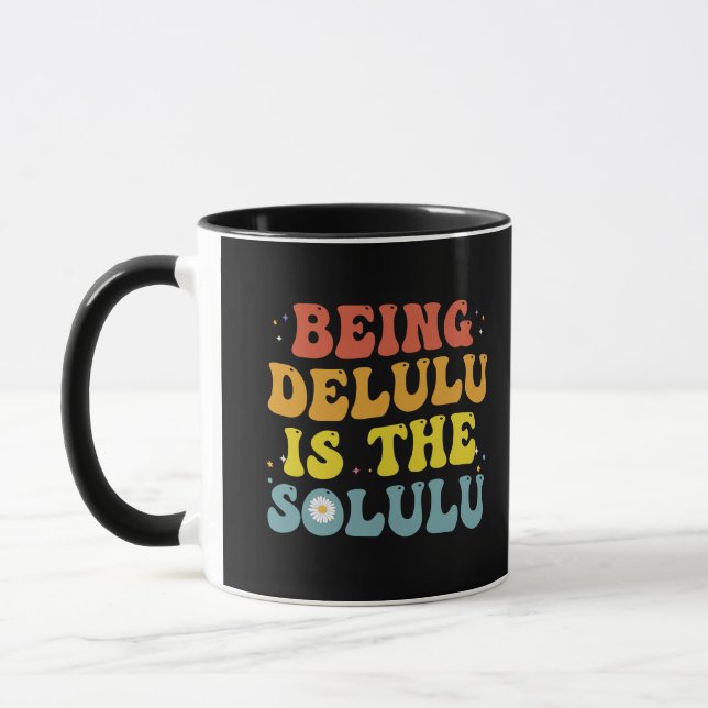 Delulu ist der Solulu Funny Groovy GenZ Retro Tasse (Links)