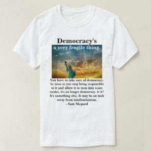 Demokratie ist eine sehr zerbrechliche Sache. T-Shirt