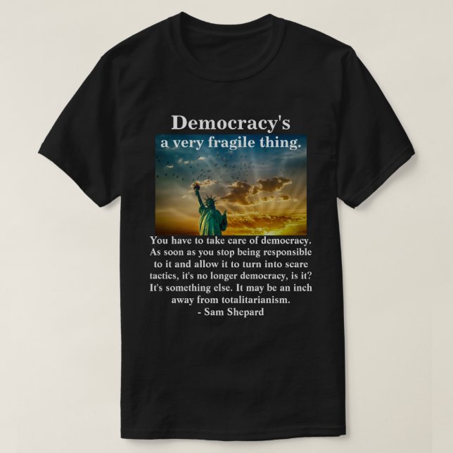 Demokratie ist eine sehr zerbrechliche Sache. T-Shirt (Design vorne)