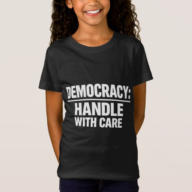 Demokratie mit Sorgfalt behandeln T-Shirt (Vorderseite)