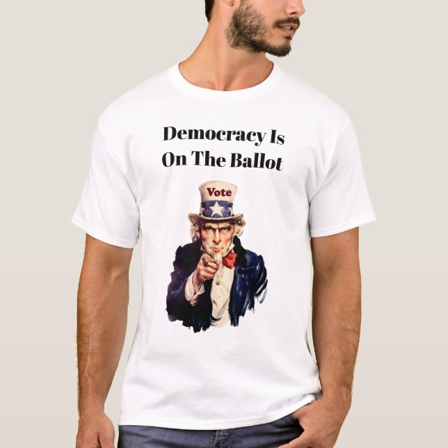 Demokratie steht auf dem Wahlgang 2026 T-Shirt (Vorderseite)