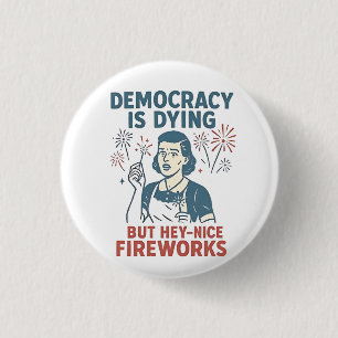 Demokratie stirbt, aber Hey, nette Feuerwerke Button
