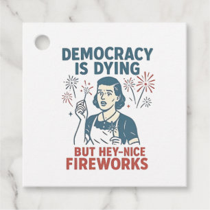 Demokratie stirbt, aber Hey, nette Feuerwerke Geschenkanhänger